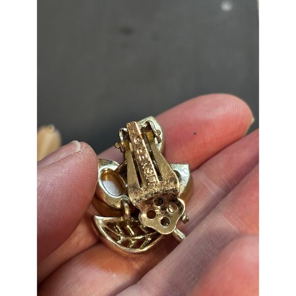 Lisner Vintage Thermoset Enamel Leaf Earrings Gold Tone Clip On - Picture 4 of 7